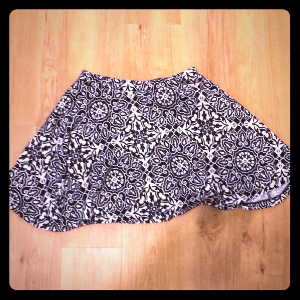 Black and white patterned kids skirt